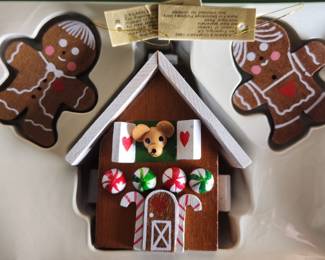 DAKIN Gingerbread House Set Wooden