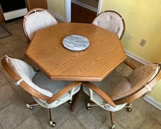 Mid-century kitchen table with 1 leaf and 4 rolling cushioned chairs