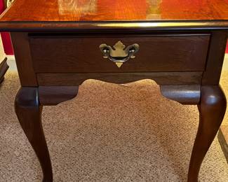 Broyhill end table (1 of 2)