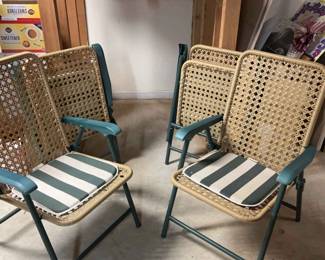 4 Folding Lawn Chairs With Cushions
