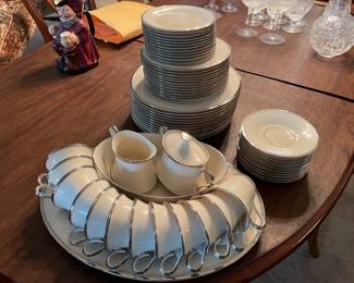 beautiful set of lenox china like new
