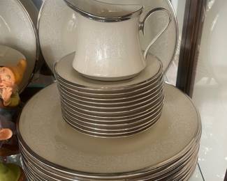 Lenox dish set 