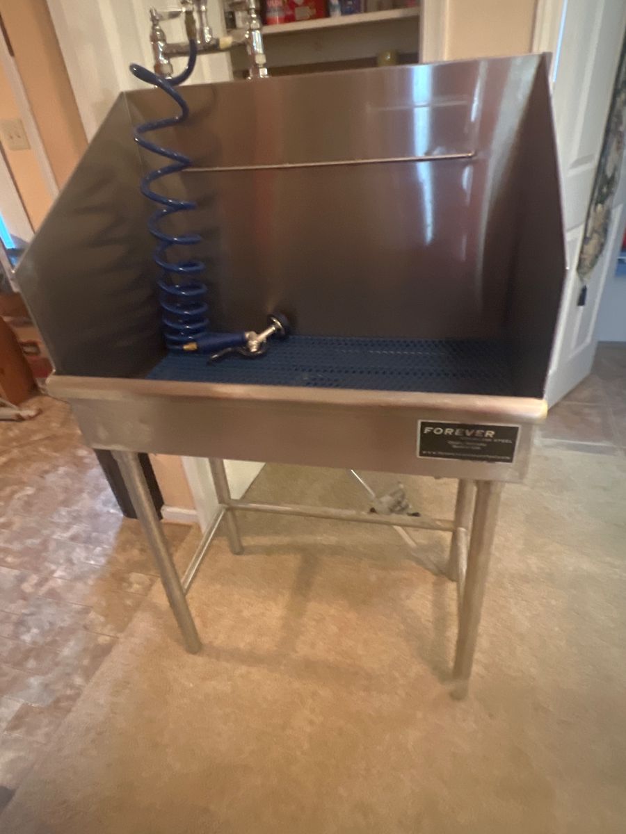 Groomers wash station! Also comes with your medium kennels and two large kennels. Retails for over $5000. Yours for just $2400 for all! Perfect for starting a dog grooming business!
