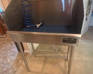 Groomers wash station! Also comes with your medium kennels and two large kennels. Retails for over $5000. Yours for just $2400 for all! Perfect for starting a dog grooming business!