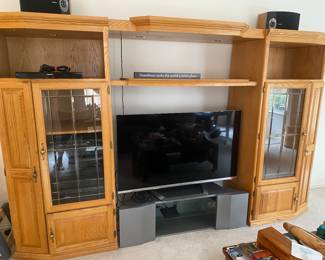 Solid expandable oak entertainment center! Side cabinets are lighted
Y