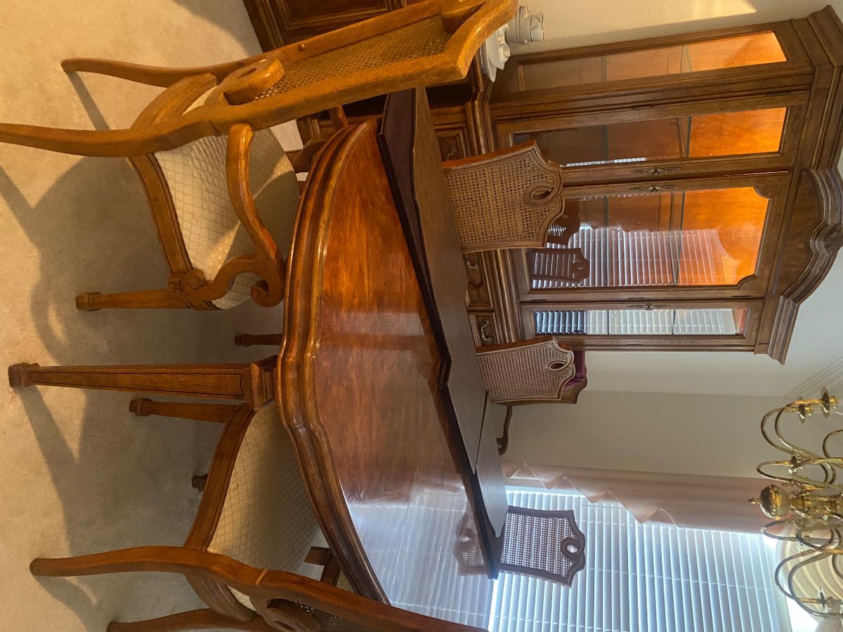 Lighted China cabinet, inlaid wood table with 2 leaves and protective pads, 8 chairs 2 are arm chairs!Thomasville vintage ser