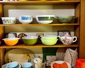 VINTAGE PYREX INCLUDING SAGE GREEN GOLD MEDALLION BOWL, YELLOW AND BLUE MIXING BOWLS, YELLOW SQUARE, GREEN DOT BOWL, GREEN DAISY ...