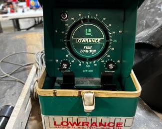 LOWRANCE FISH FINDER