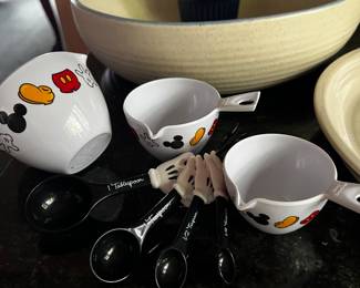 DISNEY MICKEY MOUSE MEASURING CUPS AND SPOONS