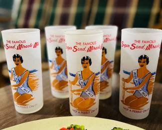 VINTAGE GRAND TRAVERSE THE FAMOUS SUGAR SAND MIRACLE MILE QUEEN GLASSES 