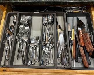 FLATWARE SET