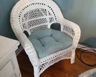 White wicker arm chair 