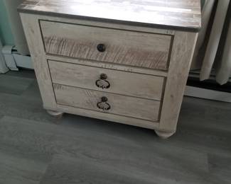Distressed nightstand - detail
