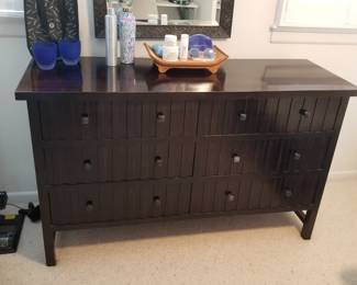 6-drawer dresser detail