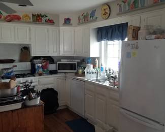 Pretty white kitchen cabinets