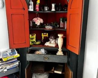 Corner cupboard detail