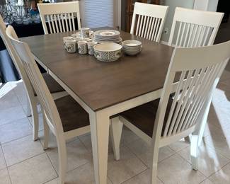 Nice dining table 6 chairs with 2 leaves 