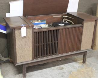 VINTAGE STERO WITH ASSORTED RECORDS