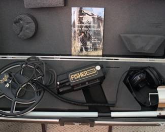 FISHER M-SCOPE CZ-20 METAL DETECTOR WITH A HARD CASE.  CAN BE USED UNDERWATER