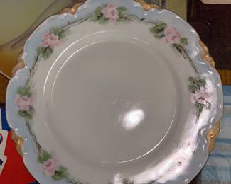 One doesn’t have to be a plate collector to appreciate the beauty of this plate. Imagine a round cake in the middle of this beauty. 