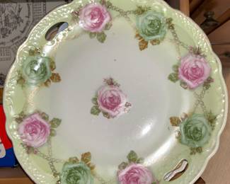 Everything comes up roses on this charming plate. A perfect dainty dish to hold sweets or to decorate a space. 