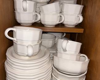 From casual to more formal, this Pfaltzgraf fits most any table. 