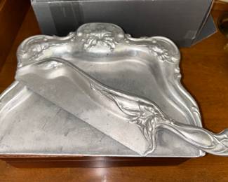 Crumbs are gone quickly and easily with this stately set. 