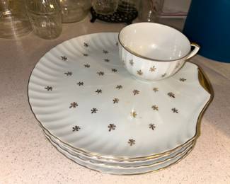 Ditch the paper plates and offer lunch on this snack/lunch set. 