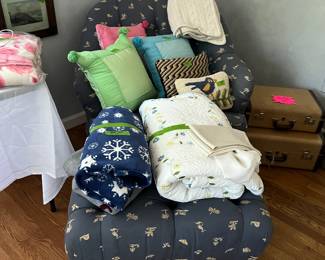 Throw Pillows & Bedding