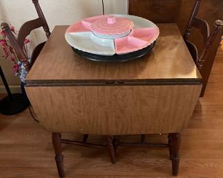 Small drop-leaf dinette table with 2 chairs, MCM mid-century modern lazy Susan serving tray. 