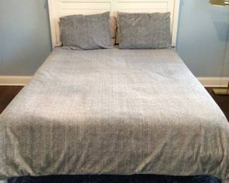 Queen size & bedding 