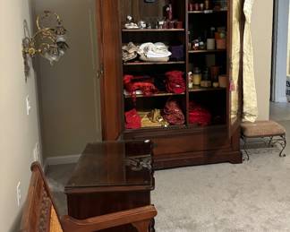 Cloth tables and napkins sets, candles 