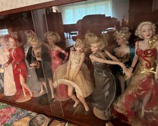 Collection of Franklin Heirloom Marilyn Monroe dolls (with original boxes, display case)