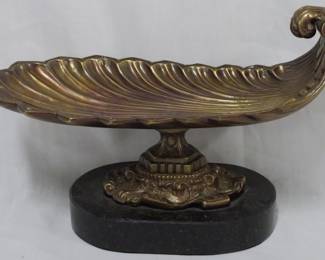 44 - Leaf Bowl on Base 7x9.5x4.5
