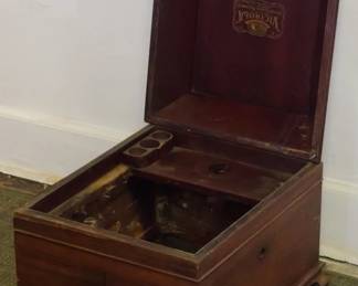 218 - Vintage Victrola Case Only 15x20x16 no contents
