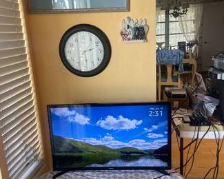 Tv with sound bar $75