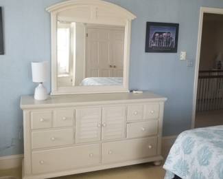 Broyhill bedroom suite: dresser with mirror