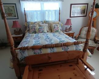 Gorgeous pine queen bedroom set