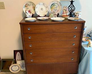 Bassett wood chest of drawers