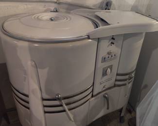 Vintage 1940s wringer washer, easy spindrier, double tub model 3055