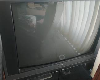 Vintage RCA console TV home theatre Retro Gaming 27 in from 1992 with manual