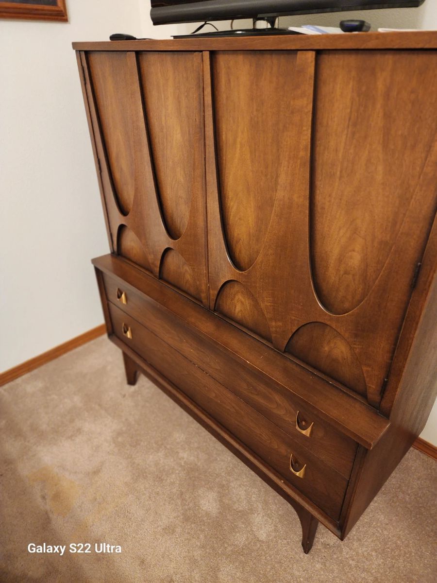 I've fallen in love with this Broyhill Brasilia furniture. I've done a little research and learned that this walnut furniture was introduced at the 1962 World's Fair. It has remained popular since then. 