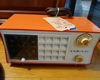 1950's Coral Pink & White Admiral Bakelite AM vacuum tube alarm clock radio