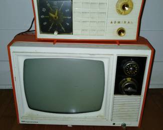 Vintage Magnavox TV
Admiral 1955 AM tube clock radio