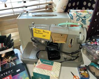Great vintage Singer sewing machine w/ case