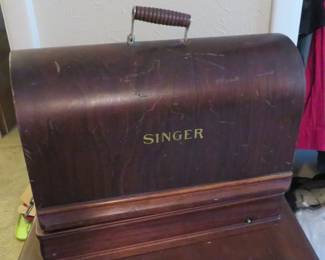 Singer sewing machine from 1911 with bentwood case
