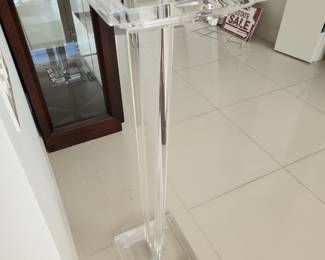 HAZIZA Lucite pedestal