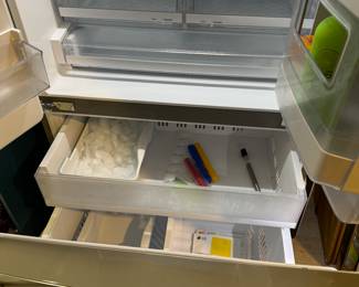 Working ice maker, deep freezer compartments 