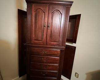 Tall chest with side areas for necklaces