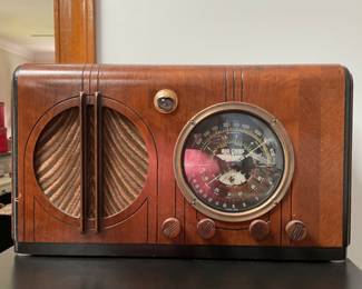 Working FireChief Antique Radio in Fantastic condition.  A genuine showpiece.